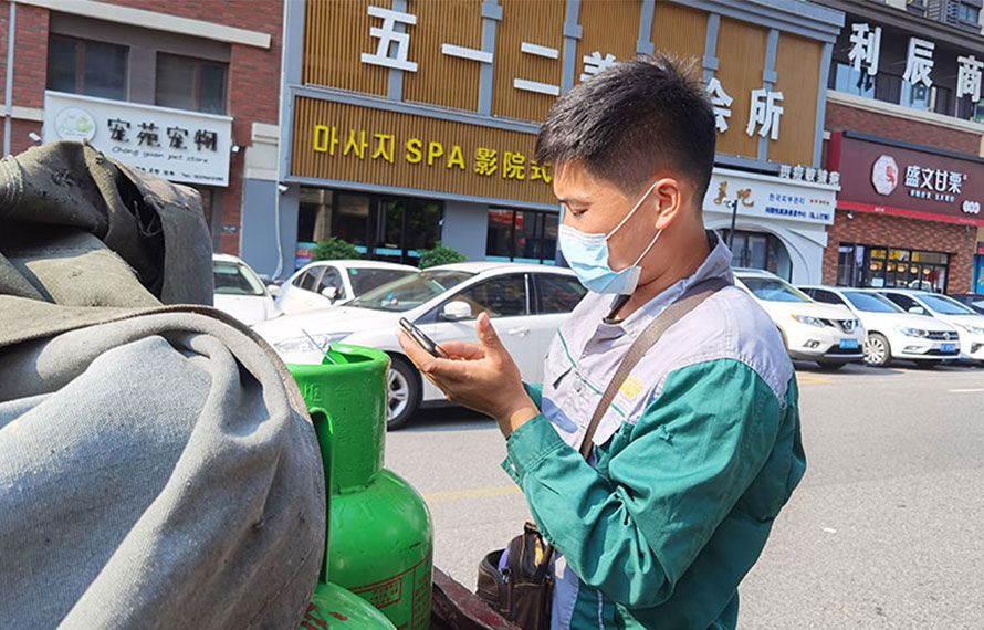 穿越大街小巷  守護(hù)四季朝夕 炎炎夏日送瓶工的一天